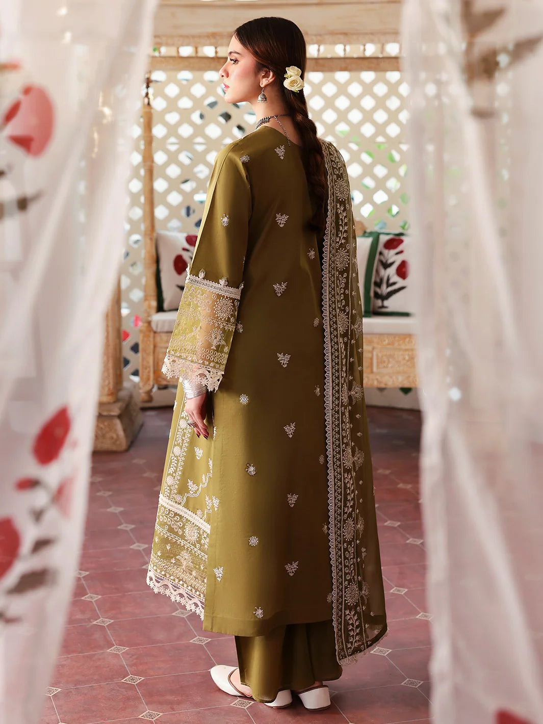 Mahnur - 3PC Luxury Lawn Embroidered Suit