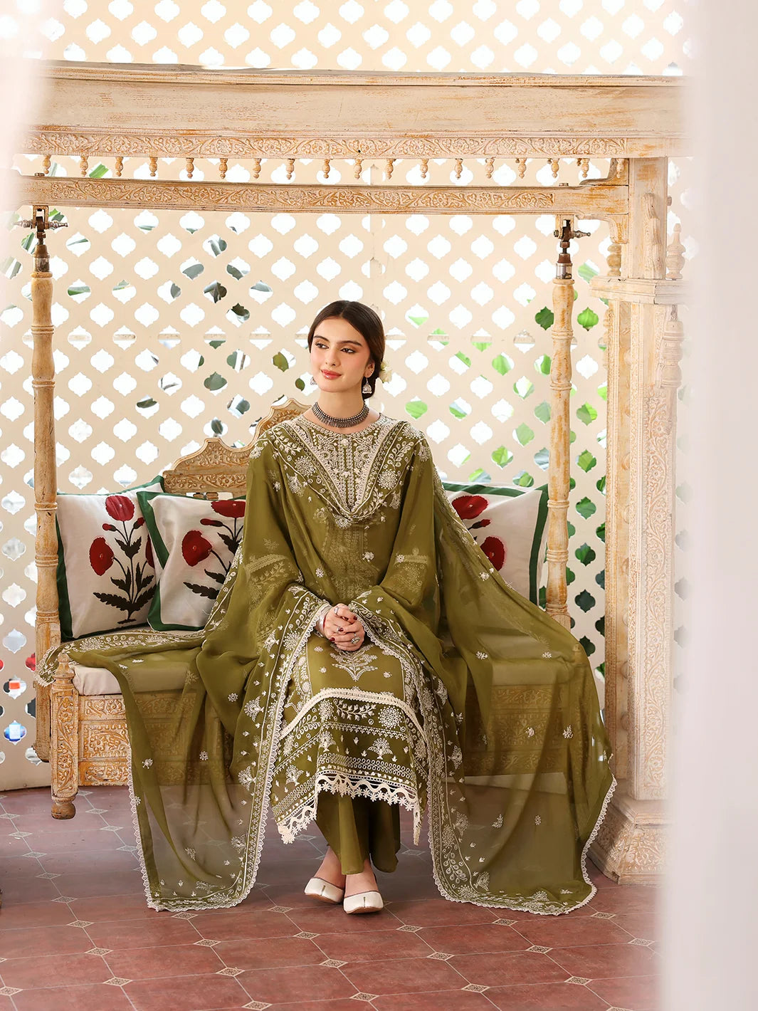 Mahnur - 3PC Luxury Lawn Embroidered Suit