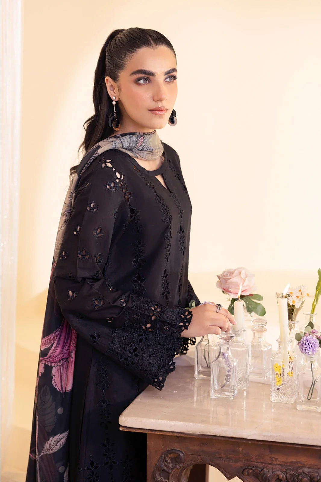 Elina Noir Bloom